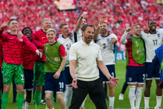 Uma foto de Gareth Southgate e seus jogadores após a vitória nos pênaltis sobre a Suíça