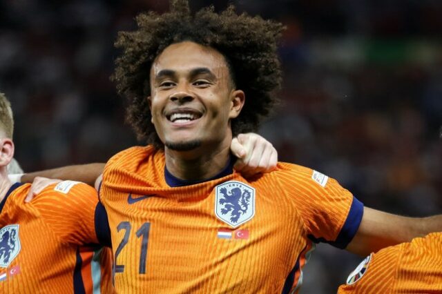 Joshua Zirkzee, da Holanda, celebra a vitória da sua equipa durante o jogo dos quartos-de-final do UEFA EURO 2024, entre Holanda e Turquia