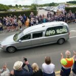O cortejo fúnebre passa pelo centro da cidade de Featherstone, West Yorkshire, antes do funeral do ex-jogador do Leeds Rhinos, Rob Burrow