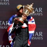 Fórmula 1 F1 - Grande Prêmio da Inglaterra - Circuito de Silverstone, Silverstone, Grã-Bretanha - 7 de julho de 2024 Lewis Hamilton, da Mercedes, comemora com um troféu no pódio após vencer o Grande Prêmio da Inglaterra REUTERS/Andrew Boyers