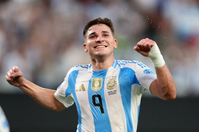 O atacante argentino Julian Alvarez comemora o primeiro gol de seu time durante a partida de futebol das semifinais do torneio Conmebol 2024 Copa América entre Argentina e Canadá
