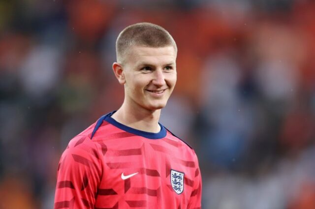 Adam Wharton, da Inglaterra, observa enquanto se aquece antes da partida das semifinais do UEFA EURO 2024 entre Holanda e Inglaterra, no Estádio de Futebol de Dortmund