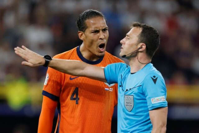 Virgil van Dijk, da Holanda, grita com o árbitro Felix Zwayer durante a partida das semifinais do UEFA EURO 2024 entre Holanda e Inglaterra, no Estádio de Futebol de Dortmund, em 10 de julho de 2024, em Dortmund