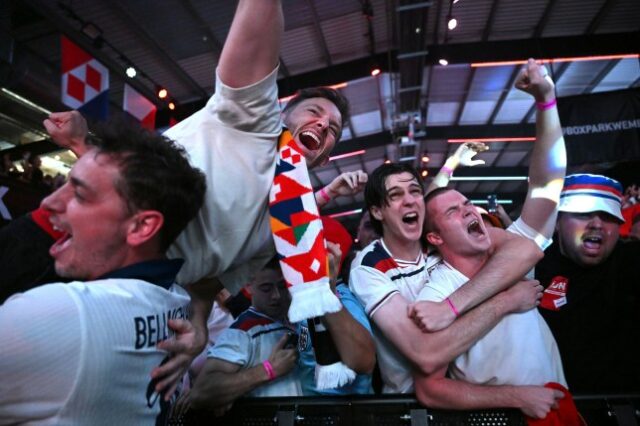 Torcedores no Wembley Boxpark comemoram a vitória da Inglaterra nas semifinais