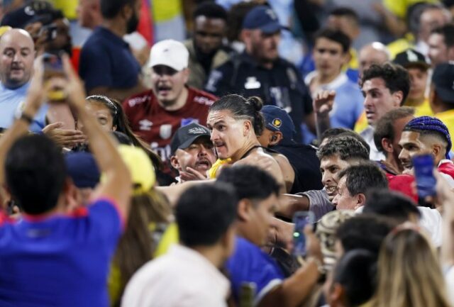 Darwin Nunez, do Uruguai, briga com torcedores depois que o Uruguai perdeu após a partida das semifinais da CONMEBOL Copa América 2024 entre Uruguai e Colômbia, em Charlotte, Carolina do Norte