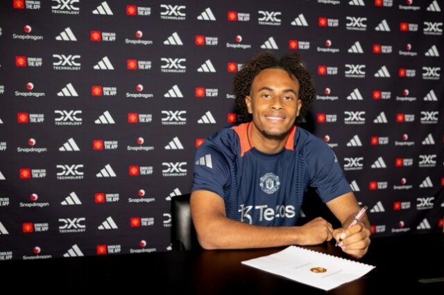 Joshua Zirkzee concluiu sua transferência para o Manchester United