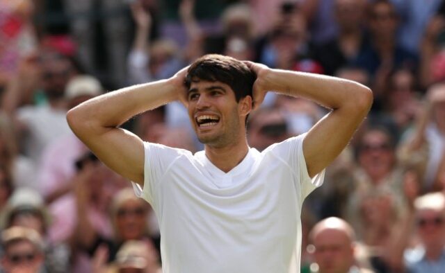 LONDRES, INGLATERRA - 14 DE JULHO: Carlos Alcaraz da Espanha comemora a conquista de um ponto no campeonato contra Novak Djokovic da Sérvia na final individual de cavalheiros durante o décimo quarto dia do The Championships Wimbledon 2024 no All England Lawn Tennis and Croquet Club em 14 de julho de 2024 em Londres, Inglaterra .  (Foto de Clive Brunskill/Getty Images)