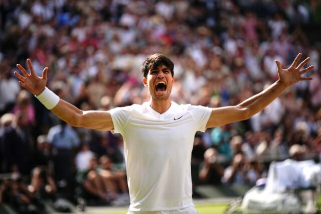 Carlos Alcaraz comemora vitória sobre Novak Djokovic na final de Wimbledon