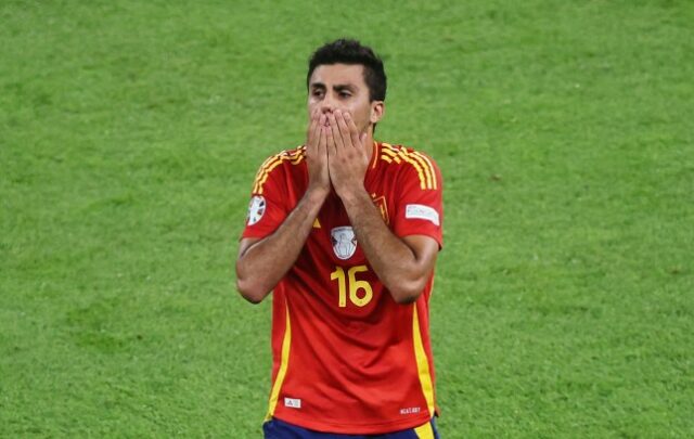 BERLIM, ALEMANHA - 14 DE JULHO: Rodri, da Espanha, reage ao deixar o campo no intervalo durante a final do UEFA EURO 2024 entre Espanha e Inglaterra, no Olympiastadion, em 14 de julho de 2024, em Berlim, Alemanha.  (Foto de Alex Grimm/Getty Images)