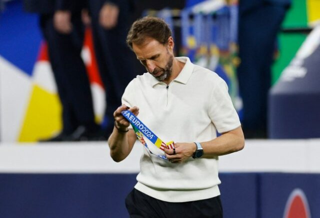 Futebol Futebol - Euro 2024 - Final - Espanha x Inglaterra - Berlin Olympiastadion, Berlim, Alemanha - 14 de julho de 2024 O técnico da Inglaterra, Gareth Southgate, parece abatido após receber a medalha de vice-campeão REUTERS/Wolfgang Rattay