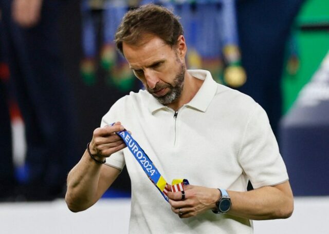 Futebol Futebol - Euro 2024 - Final - Espanha x Inglaterra - Berlin Olympiastadion, Berlim, Alemanha - 14 de julho de 2024 O técnico da Inglaterra, Gareth Southgate, parece abatido após receber a medalha de vice-campeão REUTERS/Wolfgang Rattay