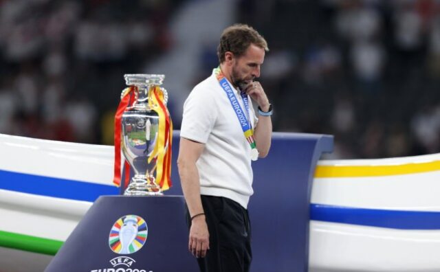 Gareth Southgate, treinador principal da Inglaterra, passa pelo troféu do UEFA EURO após a final do UEFA EURO 2024 entre Espanha e Inglaterra, no Olympiastadion