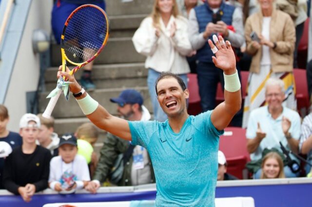 Rafael Nadal, da Espanha, comemora a vitória em uma partida individual masculina no Aberto da Suécia em Bastad em 2024