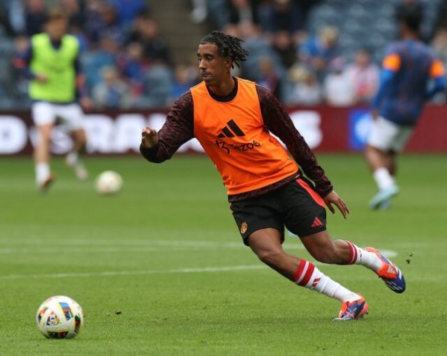 Leny Yoro, do Manchester United, se aquece antes do amistoso de pré-temporada entre Manchester United e Glasgow Rangers