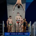 Atletas subiram em uma plataforma de mergulho em uma sessão de treinamento nas Olimpíadas de Paris.