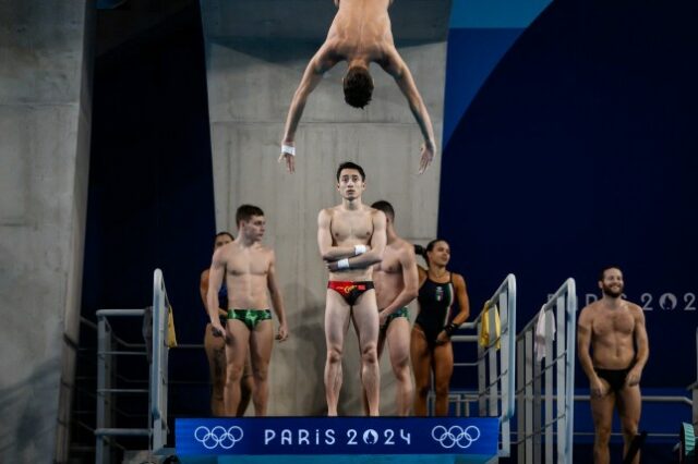 Atletas subiram em uma plataforma de mergulho em uma sessão de treinamento nas Olimpíadas de Paris.