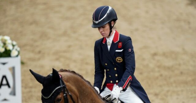 Charlotte Dujardin, em seu cavalo, parecendo abatida