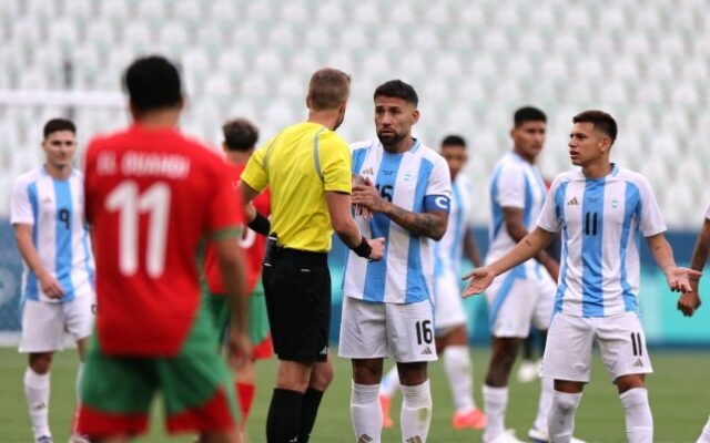 O árbitro Glenn Nyberg conversa com Nicolas Otamendi, da Argentina, durante a partida