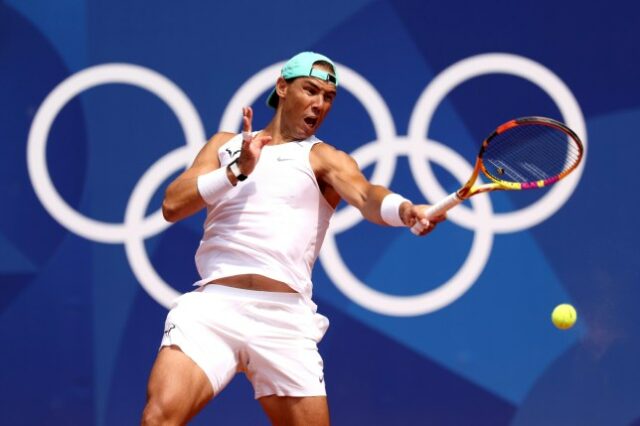 Rafael Nadal, da seleção espanhola, joga um forehand durante o treino de tênis antes dos Jogos Olímpicos de Paris 2024, em Roland Garros