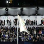 PARIS, FRANÇA - 26 DE JULHO: A Bandeira Olímpica é hasteada na Place du Trocadero durante a cerimônia de abertura dos Jogos Olímpicos Paris 2024 em 26 de julho de 2024 em Paris, França.  (Foto de Lintao Zhang/Getty Images)