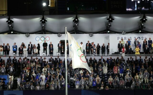 PARIS, FRANÇA - 26 DE JULHO: A Bandeira Olímpica é hasteada na Place du Trocadero durante a cerimônia de abertura dos Jogos Olímpicos Paris 2024 em 26 de julho de 2024 em Paris, França.  (Foto de Lintao Zhang/Getty Images)