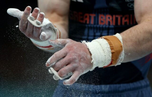 Vista geral de um atleta britânico com giz nas mãos durante a qualificação masculina nas Olimpíadas de Paris