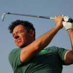 Rory McIlroy, da equipe da Irlanda, dá a tacada inicial no segundo buraco durante uma rodada de treino antes do Stroke Play Individual Masculino no quarto dia dos Jogos Olímpicos de Paris 2024 no Le Golf National em 30 de julho de 2024 em Paris, França.