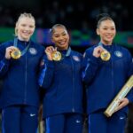 Membros da equipe dos EUA, da esquerda para a direita, Simone Biles, Jade Carey, Jordan Chiles, Suni Lee e Hezly Rivera posam para uma foto após ganhar a medalha de ouro durante a rodada final da equipe de ginástica artística feminina na Bercy Arena nos Jogos Olímpicos de Verão de 2024, Terça-feira, 30 de julho de 2024, em Paris, França.