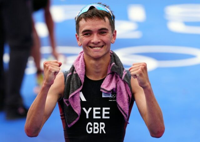 Alex Yee, da Grã-Bretanha, comemora a conquista da medalha de ouro após o Triatlo Individual Masculino na Pont Alexandre III, no quinto dia dos Jogos Olímpicos de Paris de 2024, na França