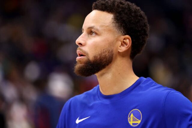 DENVER, COLORADO - 25 DE DEZEMBRO: Stephen Curry nº 30 do Golden State Warriors se aquece contra o Denver Nuggets na Ball Arena em 25 de dezembro de 2023 em Denver, Colorado.  NOTA AO USUÁRIO: O usuário reconhece e concorda expressamente que, ao baixar e/ou usar esta fotografia, o usuário concorda com os termos e condições do Contrato de Licença da Getty Images.