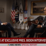 O presidente Joe Biden e Lester Holt sentam-se para uma entrevista em 15 de julho (Crédito: NBC News)