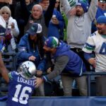SEATTLE, WASHINGTON - 29 DE OUTUBRO: Tyler Lockett nº 16 do Seattle Seahawks comemora seu touchdown com os fãs durante o primeiro quarto contra o Cleveland Browns no Lumen Field em 29 de outubro de 2023 em Seattle, Washington.
