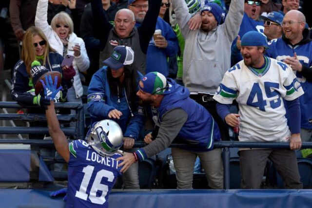 SEATTLE, WASHINGTON - 29 DE OUTUBRO: Tyler Lockett nº 16 do Seattle Seahawks comemora seu touchdown com os fãs durante o primeiro quarto contra o Cleveland Browns no Lumen Field em 29 de outubro de 2023 em Seattle, Washington.