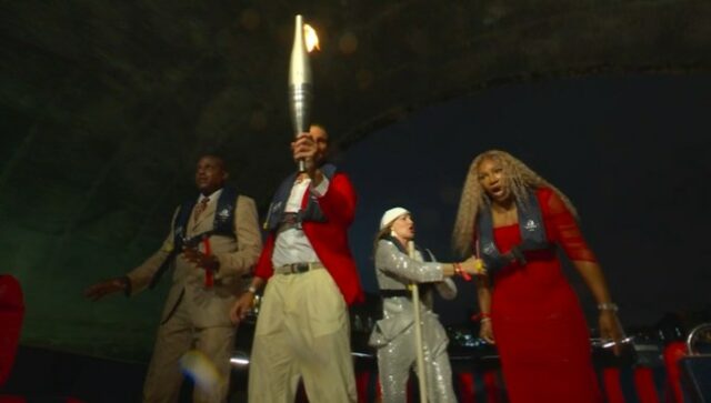 Serena Williams e Carl Lewis lutaram em um barco durante a cerimônia de abertura das Olimpíadas