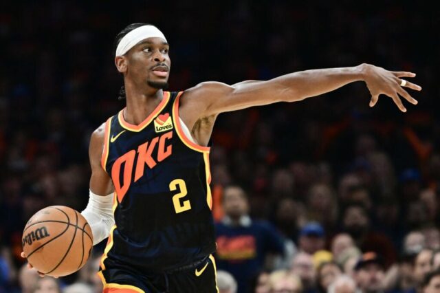 OKLAHOMA CITY, OKLAHOMA - 15 DE MAIO: Shai Gilgeous-Alexander # 2 do Oklahoma City Thunder define uma jogada contra o Dallas Mavericks durante o terceiro quarto no jogo cinco dos playoffs da segunda rodada da Conferência Oeste no Paycom Center em 15 de maio de 2024 em Oklahoma Cidade, Oklahoma.  NOTA AO USUÁRIO: O Usuário reconhece e concorda expressamente que, ao baixar e/ou usar esta fotografia, o Usuário está concordando com os termos e condições do Contrato de Licença da Getty Images. 