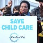 A deputada Sheila Jackson Lee (D-TX) (C) junta-se aos parceiros da coalizão em um comício fora do Capitólio dos EUA em apoio ao pedido de US$ 16 bilhões do presidente Biden para financiamento suplementar de cuidados infantis para apoiar crianças, famílias e educadores infantis em 06 de dezembro, 2023