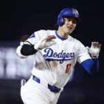 LOS ANGELES, CALIFÓRNIA - 02 DE JULHO: Shohei Ohtani # 17 do Los Angeles Dodgers faz um home run de duas corridas contra o Arizona Diamondback na sétima entrada no Dodger Stadium em 02 de julho de 2024 em Los Angeles, Califórnia.