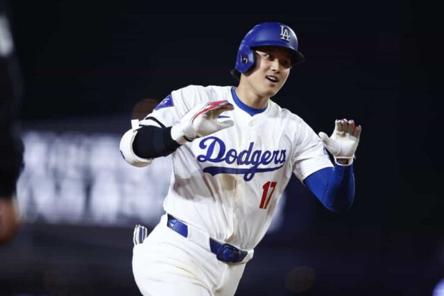 LOS ANGELES, CALIFÓRNIA - 02 DE JULHO: Shohei Ohtani # 17 do Los Angeles Dodgers faz um home run de duas corridas contra o Arizona Diamondback na sétima entrada no Dodger Stadium em 02 de julho de 2024 em Los Angeles, Califórnia. 