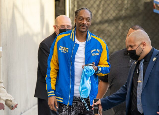 Snoop Dogg é visto com um rombo na mão dias depois de ‘parar de fumar’