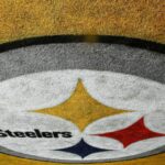 Um logotipo do Pittsburgh Steelers é visto pintado na end zone durante o Super Bowl XLIII em 1º de fevereiro de 2009, no Raymond James Stadium em Tampa, Flórida.