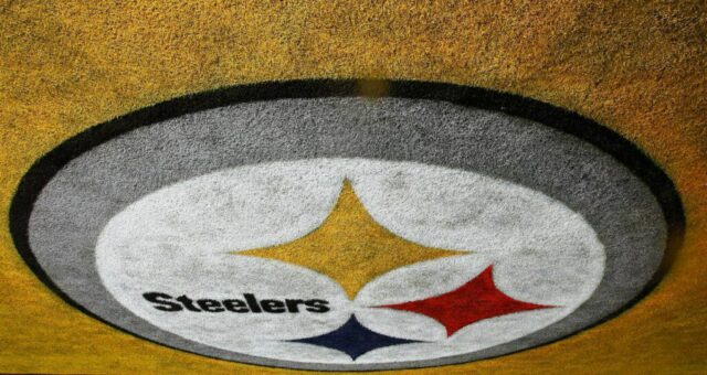 Um logotipo do Pittsburgh Steelers é visto pintado na end zone durante o Super Bowl XLIII em 1º de fevereiro de 2009, no Raymond James Stadium em Tampa, Flórida.