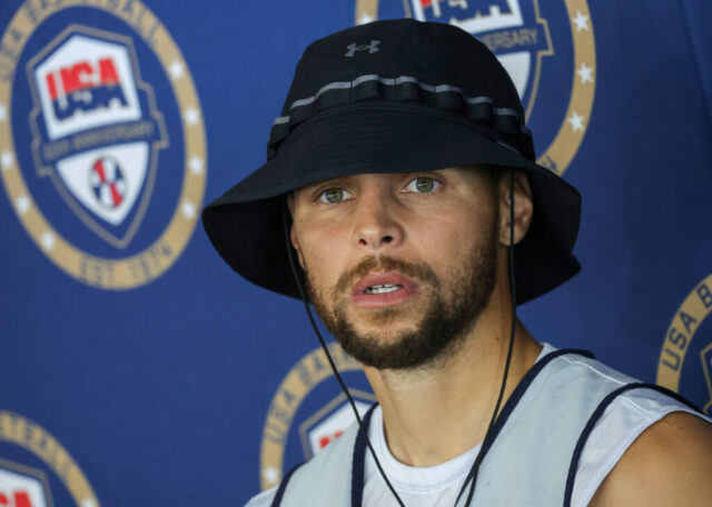 LAS VEGAS, NEVADA - 07 DE JULHO: Stephen Curry nº 4 da Seleção Nacional Masculina de Basquete dos EUA de 2024 fala com membros da mídia após uma sessão de treinos durante o campo de treinamento da equipe no Mendenhall Center na UNLV em 07 de julho de 2024 em Las Vegas, Nevada.