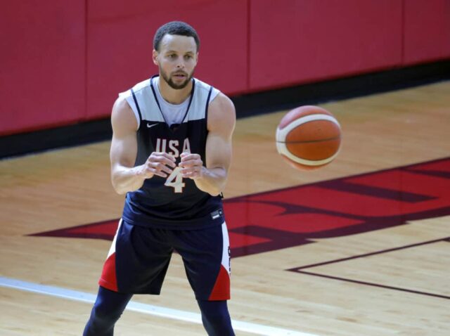 LAS VEGAS, NEVADA - 08 DE JULHO: Stephen Curry nº 4 da Seleção Nacional Masculina de Basquete dos EUA de 2024 recebe um passe enquanto pratica arremessos de 3 pontos no final de uma sessão de treinos durante o campo de treinamento da equipe no Mendenhall Center na UNLV em julho 08 de outubro de 2024 em Las Vegas, Nevada.