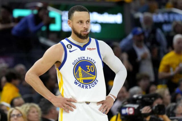 Stephen Curry, número 30 do Golden State Warriors, assiste durante o quarto período contra o Los Angeles Lakers no quinto jogo dos playoffs da semifinal da Conferência Oeste no Chase Center em 10 de maio de 2023 em San Francisco, Califórnia.  NOTA AO USUÁRIO: O Usuário reconhece e concorda expressamente que, ao baixar e/ou usar esta fotografia, o Usuário está concordando com os termos e condições do Contrato de Licença da Getty Images.