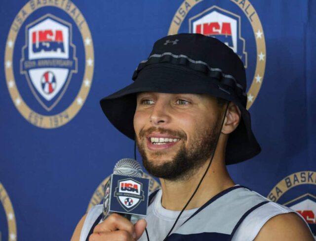 LAS VEGAS, NEVADA - 07 DE JULHO: Stephen Curry nº 4 da Seleção Nacional Masculina de Basquete dos EUA de 2024 fala com membros da mídia após uma sessão de treinos durante o campo de treinamento da equipe no Mendenhall Center na UNLV em 07 de julho de 2024 em Las Vegas, Nevada. 