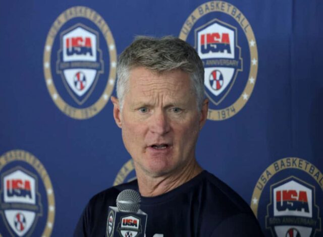 LAS VEGAS, NEVADA - 07 DE JULHO: O técnico Steve Kerr da Seleção Nacional Masculina de Basquete dos EUA de 2024 fala com membros da mídia após uma sessão de treinos durante o campo de treinamento da equipe no Mendenhall Center na UNLV em 07 de julho de 2024 em Las Vegas, Nevada.