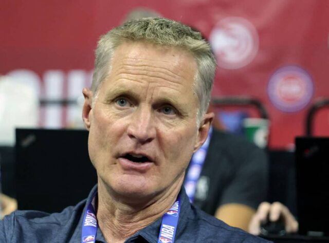 O técnico Steve Kerr do Golden State Warriors observa durante um jogo entre o Warriors e o San Antonio Spurs durante a NBA Summer League de 2022 no Thomas & Mack Center em 10 de julho de 2022 em Las Vegas, Nevada.  NOTA AO USUÁRIO: O Usuário reconhece e concorda expressamente que, ao baixar e/ou usar esta fotografia, o Usuário está concordando com os termos e condições do Contrato de Licença da Getty Images.