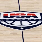 LAS VEGAS, NEVADA - 16 DE JULHO: Um logotipo do basquete dos EUA é mostrado na quadra central antes de um jogo de exibição entre o Australia Opals e os Estados Unidos na Michelob ULTRA Arena antes dos Jogos Olímpicos de Tóquio em 16 de julho de 2021 em Las Vegas, Nevada.