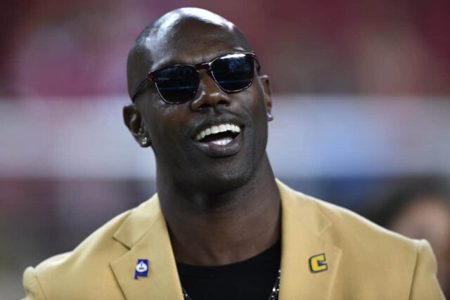 SANTA CLARA, CA - 01 DE NOVEMBRO: Terrell Owens, indicado ao Hall da Fama de 2018, observa durante uma cerimônia no intervalo do jogo entre o San Francisco 49ers e o Oakland Raiders no Levi's Stadium em 1 de novembro de 2018 em Santa Clara, Califórnia.