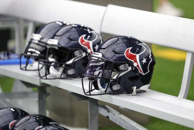 Uma visão detalhada de um capacete do Houston Texans antes do jogo contra o Jacksonville Jaguars no NRG Stadium em 12 de setembro de 2021 em Houston, Texas.